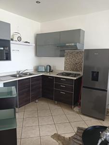 cocina con fregadero y fogones horno superior en 612 @ Leisure Bay en Pretoria