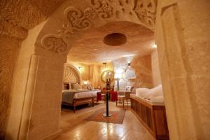 een grote kamer met een slaapkamer en een bed erin bij Misty Cave Hotel in Urgup +47 foto's