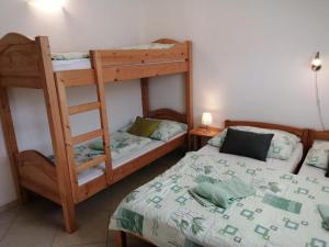 1 dormitorio con 2 literas y 1 cama en Rekreační domek Pod Lipou en Škrdlovice