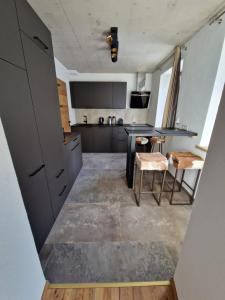 uma vista superior de uma cozinha com uma mesa e cadeiras em Appartements Marktplatzerl em Mauterndorf