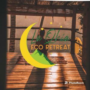La Qhia Eco Retreat في سانتا في: ملصق لسيدة جالسة على القمر