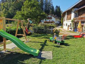 un grupo de niños jugando en un parque infantil en Moosbachhof Ritten - Urlaub auf dem Bauernhof, en Collalbo