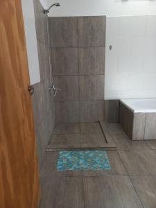 uma casa de banho com um chuveiro, uma banheira e um lavatório. em Depto Lu 3 em Villa Mercedes