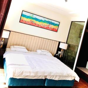 Tempat tidur dalam kamar di Duas House #S2 Sapphire Hạ Long Căn studio view thành phố