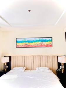 A bed or beds in a room at Duas House #S2 Sapphire Hạ Long Căn studio view thành phố