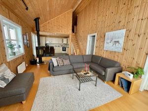 Gaustablikk的住宿－Gausta Lodge med 6 sengeplasser i nærhet til Gaustatoppen，客厅配有沙发和桌子