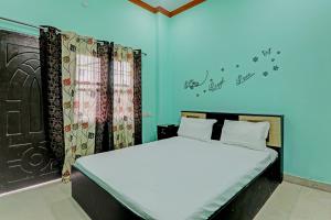 a bedroom with a large bed in a room at OYO Royal inn homestay in Lucknow