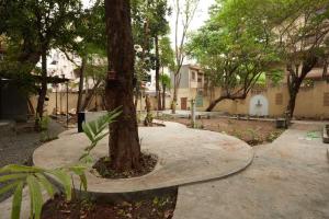 浦那的住宿－Souzagad - Villa Maria，人行道周围圆圈中间的一棵树