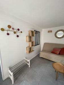 1 dormitorio con 1 cama, 1 mesa y 1 silla en Les Maisons d'Auré: Le studio en Putanges