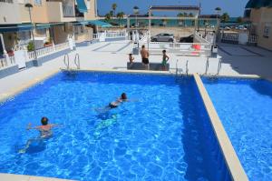 Bazén v ubytování Naufragos Beach Apartment nebo v jeho okolí