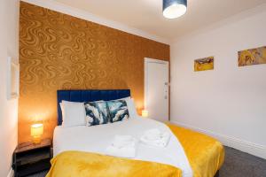 Tempat tidur dalam kamar di Four Bedroom City Centre Large Derby House Contractors Leisure