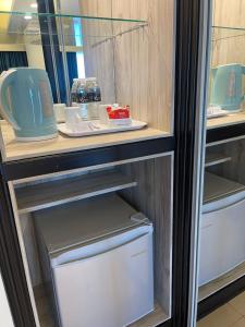 um frigorífico aberto com um congelador branco e uma gaveta em Flamingo Hotel by the Beach, Penang em George Town