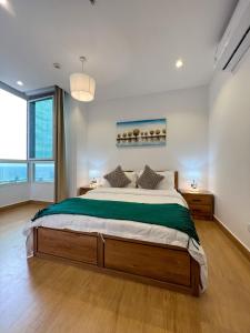 ein Schlafzimmer mit einem großen Bett und einem großen Fenster in der Unterkunft Almasarat Tower Sea View in Dschidda