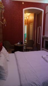 - une chambre avec un lit, une table et un miroir dans l'établissement Baku Parks, à Baku