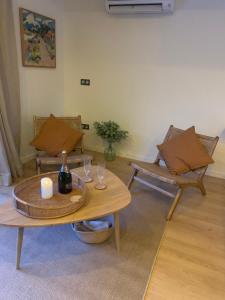 ein Wohnzimmer mit einem Tisch und 2 Stühlen in der Unterkunft Chambre romantique avec Jacuzzi privée in Messy
