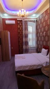 1 Schlafzimmer mit 2 Betten und einem Kronleuchter in der Unterkunft Baku Parks in Baku