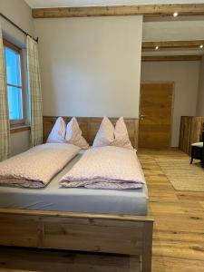 un letto con cuscini sopra di Zimmer in Kirchberg in Tirol a Kirchberg in Tirol