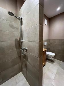 uma casa de banho com um chuveiro e um WC. em Zimmer in Kirchberg in Tirol em Kirchberg in Tirol
