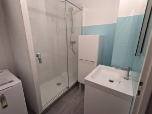 Kúpeľňa v ubytovaní Coquet appartement à 300 m du port du Pouliguen + 6 fotografií