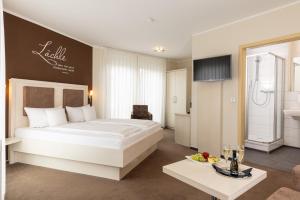 Postel nebo postele na pokoji v ubytování EWERTS Hotel