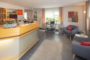 una cucina e un soggiorno con bancone e sedie di EWERTS Hotel a Netphen