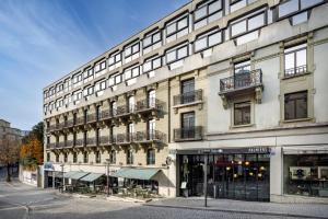 ein großes Gebäude mit Balkon auf einer Straße in der Unterkunft Alpha-Palmiers by Fassbind in Lausanne