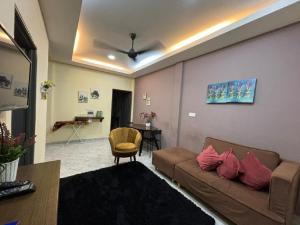 sala de estar con sofá y mesa en VILLA SERI MUTIARA en Kuah