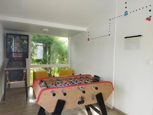 Tonnay-Boutonne的住宿－Le Hameau de Saintonge，角落里设有桌上足球的房间