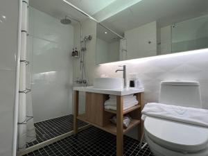 Bilik mandi di 台北馥華商旅 松江館