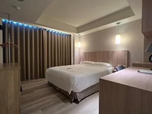 Habitación de hotel con cama y ventana grande en 台北馥華商旅 松江館 en Taipéi