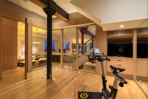 een woonkamer met een fitnessruimte met een loopband bij Rasila SoHo in New York