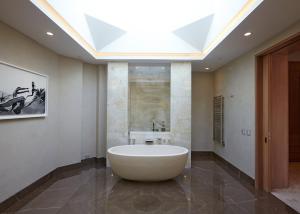 een grote badkamer met een groot bad in een kamer bij Rasila SoHo in New York