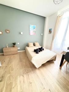 Schlafzimmer mit einem Bett und Holzboden in der Unterkunft Studio center 104 in Cannes