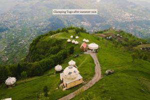 un gruppo di tende su una collina erbosa di Glamping Tago a Khulo