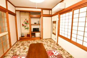 媛楽園 松山中心地及び道後温泉に近い家族やグループ旅行の多人数が泊まれる快適な宿的电视和/或娱乐中心