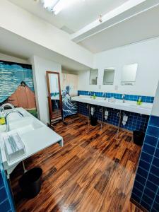 uma cozinha vazia com pisos em madeira e azulejos azuis em 駿府城下町の宿　玉乃屋 em Shizuoka