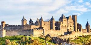 un gran castillo en la cima de una colina en Villa 110m2, 7 pers, Jacuzzi , 3 chambres, terrain clos et arboré 2500m2 en Trèbes