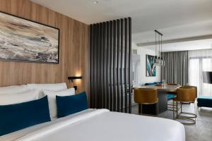ein Hotelzimmer mit einem Bett und einem Essbereich in der Unterkunft Hestia - Kolokotroni 23 in Athen