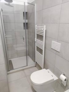 bagno bianco con doccia e servizi igienici di My M&Y - Pala Alpitour/Stadio Olimpico a Torino