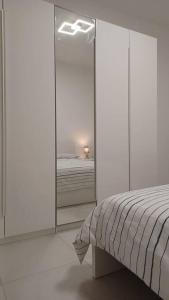 una camera da letto con un letto e porte scorrevoli in vetro di My M&Y - Pala Alpitour/Stadio Olimpico a Torino