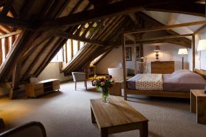Château de Perreux, The Originals Collection في أمبُواز: غرفة نوم مع سرير و مزهرية من الزهور على طاولة