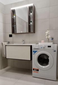 bagno con lavatrice e specchio di My M&Y - Pala Alpitour/Stadio Olimpico a Torino