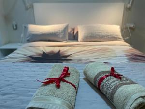 ein Schlafzimmer mit einem Bett mit Handtüchern darauf in der Unterkunft ÁTICO HOME y garaje, Algemesi Home in Algemesí