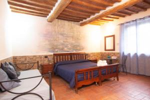 a bedroom with a bed and a table in a room at La Locanda Di Giada e Giorgia in Pisa