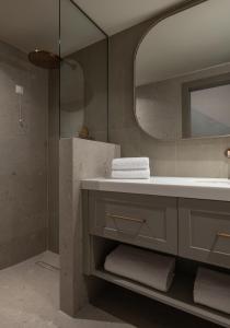a bathroom with a sink and a mirror at Oniro Boutique Hotel in Toroni