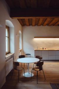 tavolo e sedie in una stanza con cucina di Der Pfarrhof a Hartberg