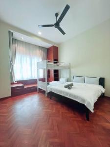Tanjong TokongにあるStrait Quay Marina Cozy Suite with Bathtub by Uptrend Home Managementのベッドルーム1室(ベッド1台、シーリングファン付)