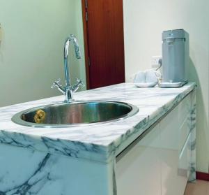 Köök või kööginurk majutusasutuses Strait Quay Marina Cozy Suite with Bathtub by Uptrend Home Management