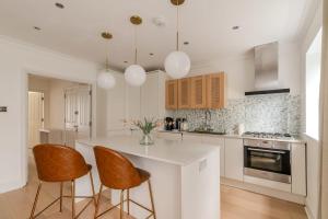 A kitchen or kitchenette at Beautiful 2 bed 2 bath Abode In Dulwich