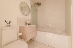 Ein Badezimmer in der Unterkunft Beautiful 2 bed 2 bath Abode In Dulwich